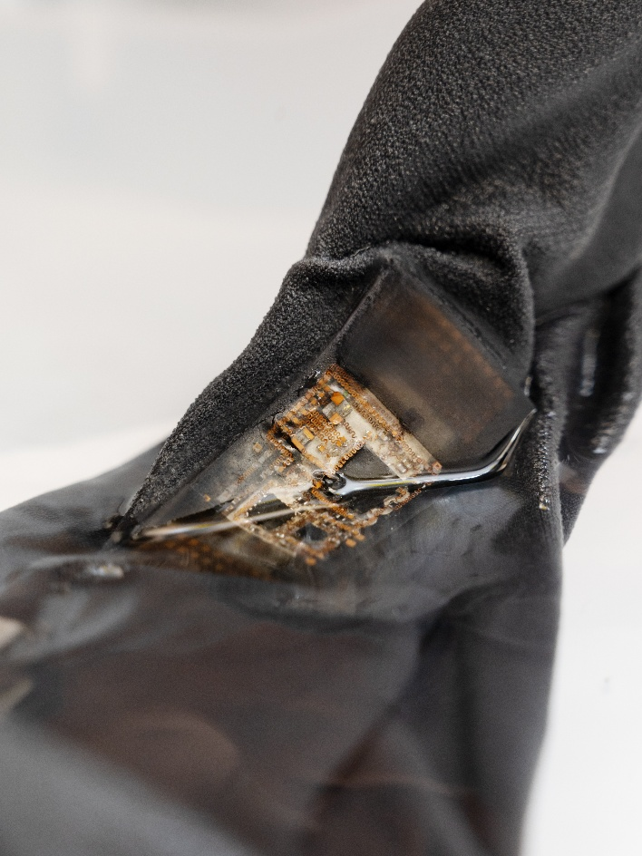 告别静态操控：新型AI可穿戴贴片，可在运动中精准识别手势控制机械臂