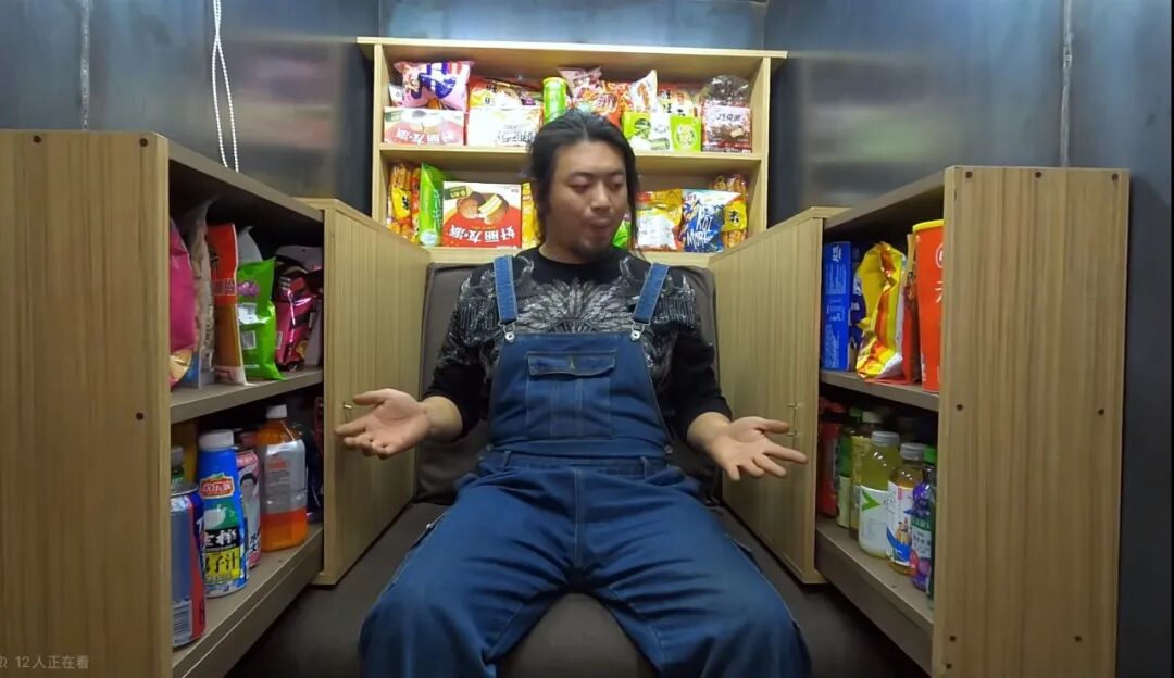 AI生成的“末日安全屋”,每晚正陪着年轻人入睡