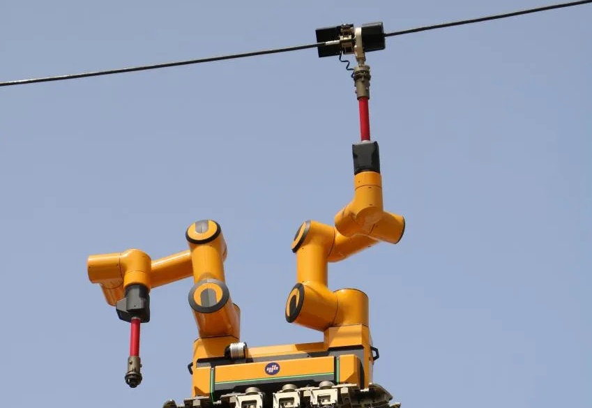 具身机器人征服1万伏高压线！-10℃严寒、13米高空全天候作业零事故