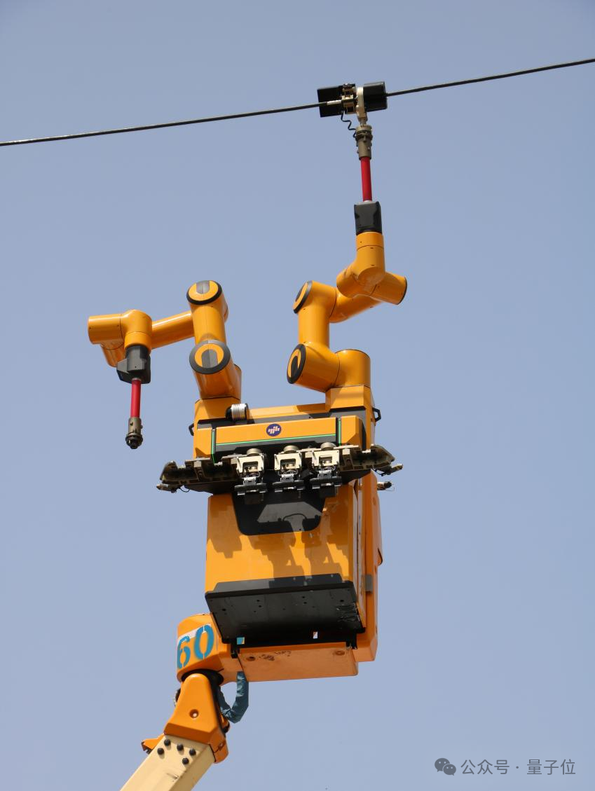 具身机器人征服1万伏高压线!-10℃严寒、13米高空全天候作业零事故