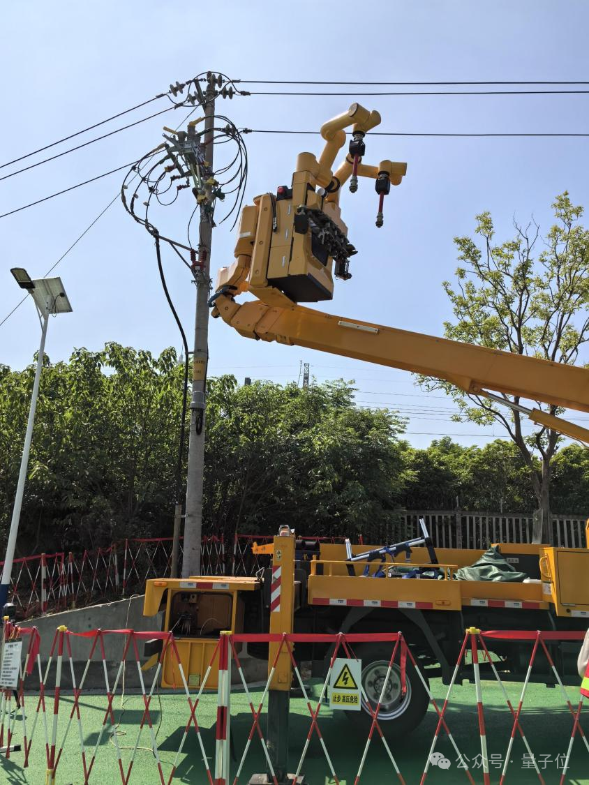 具身机器人征服1万伏高压线!-10℃严寒、13米高空全天候作业零事故