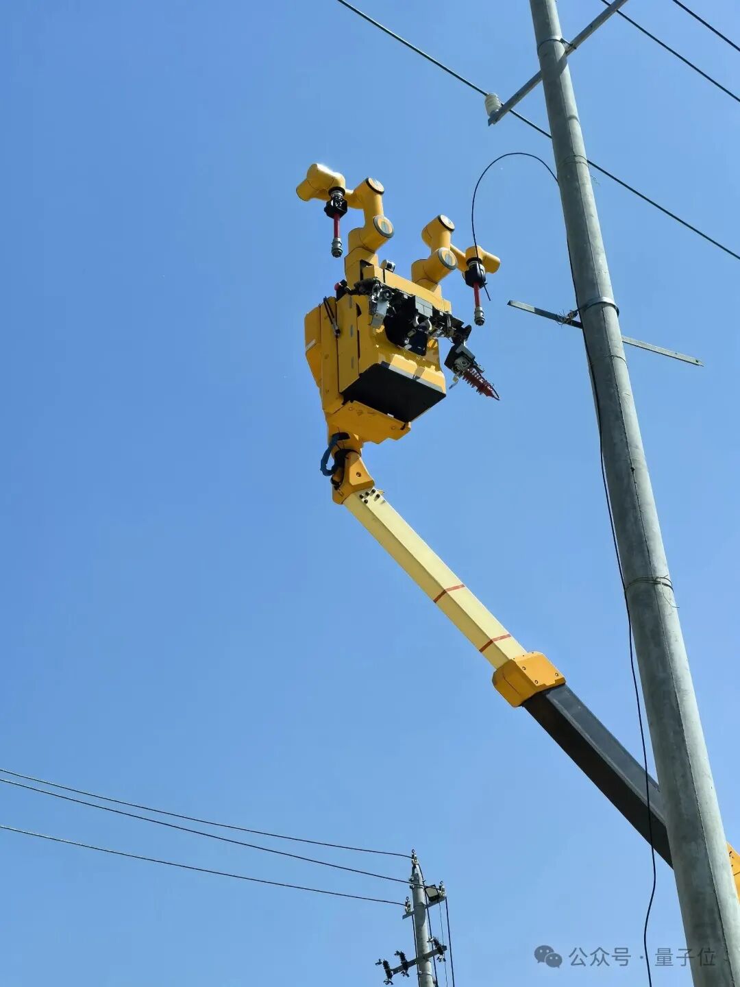 具身机器人征服1万伏高压线!-10℃严寒、13米高空全天候作业零事故