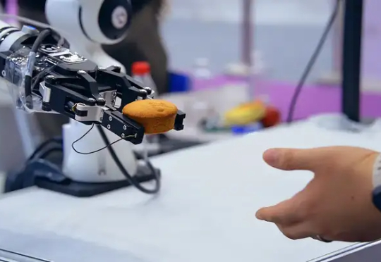 清华系团队攻克AI触觉感知核心技术，占据全球人形机器人80%市场