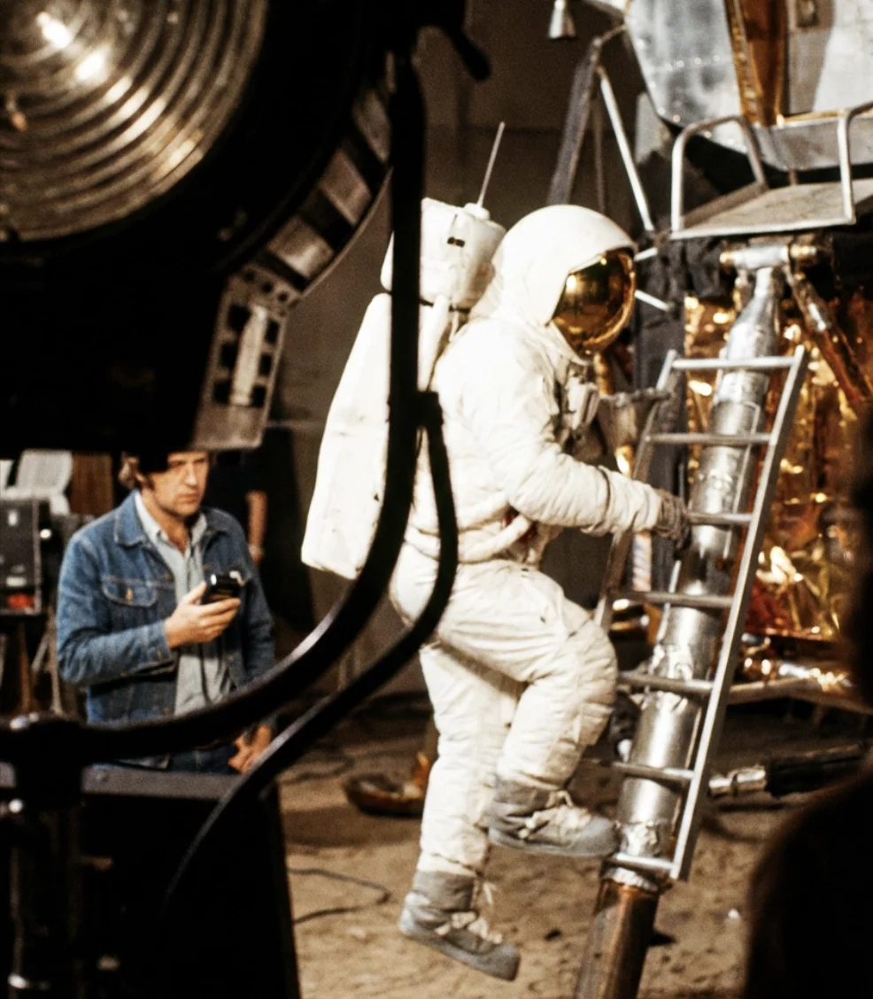 Nano Banana Review:摄影棚里的宇航员——美国登月造假调查