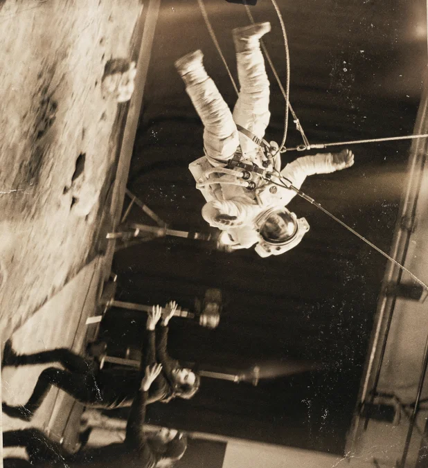 Nano Banana Review:摄影棚里的宇航员——美国登月造假调查