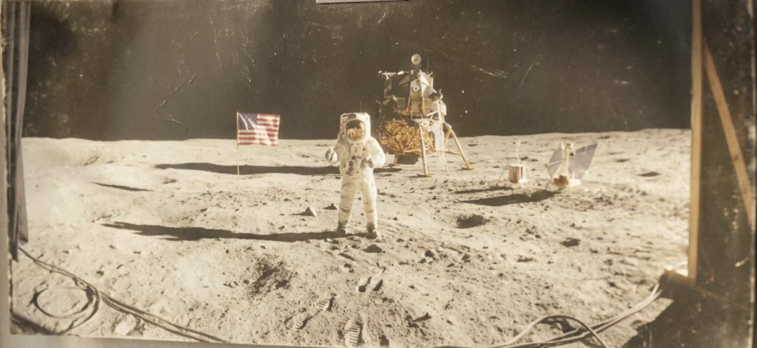 Nano Banana Review:摄影棚里的宇航员——美国登月造假调查