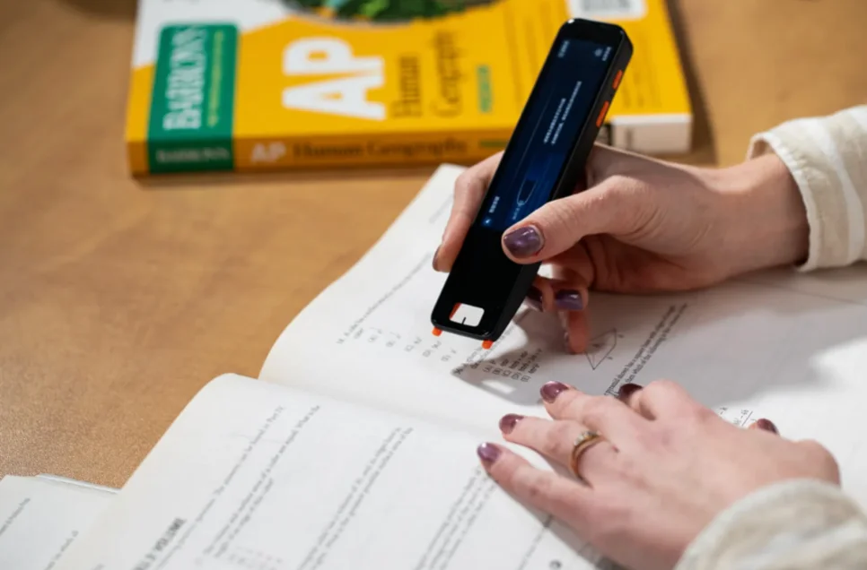 来自华强北的AI硬件，成了外国学生口中的“作弊神器”？