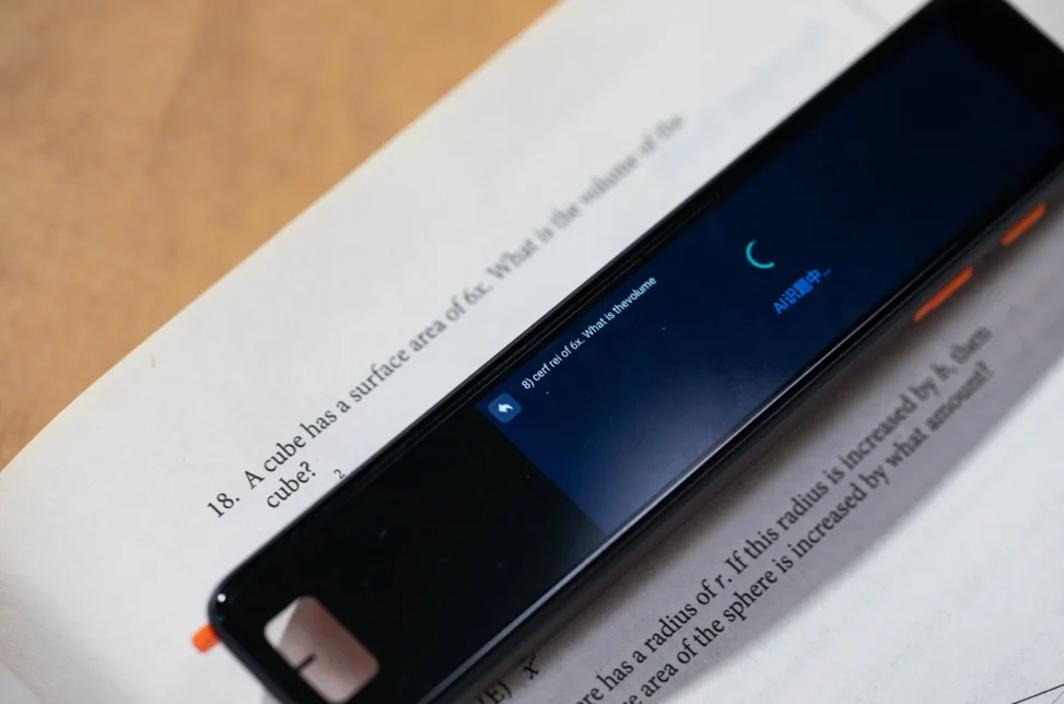 来自华强北的AI硬件，成了外国学生口中的“作弊神器”？