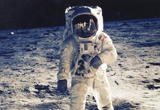 Nano Banana Review：摄影棚里的宇航员——美国登月造假调查