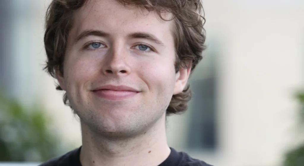 GPT-5.2 内幕曝光:停掉 Sora,八周内死磕 ChatGPT 求生,AGI 梦想向生存低头