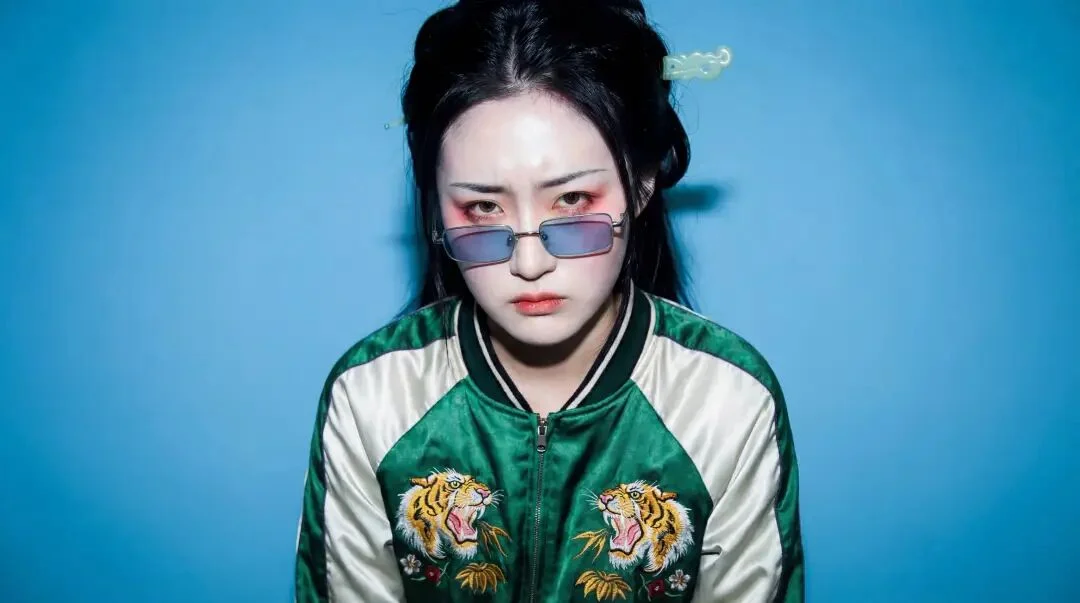 让马斯克变街头痞子、林黛玉穿潮牌,这个AI视频新玩法太上头,手把手教你秒变潮人