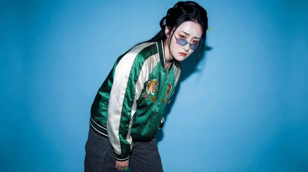 让马斯克变街头痞子、林黛玉穿潮牌,这个AI视频新玩法太上头,手把手教你秒变潮人