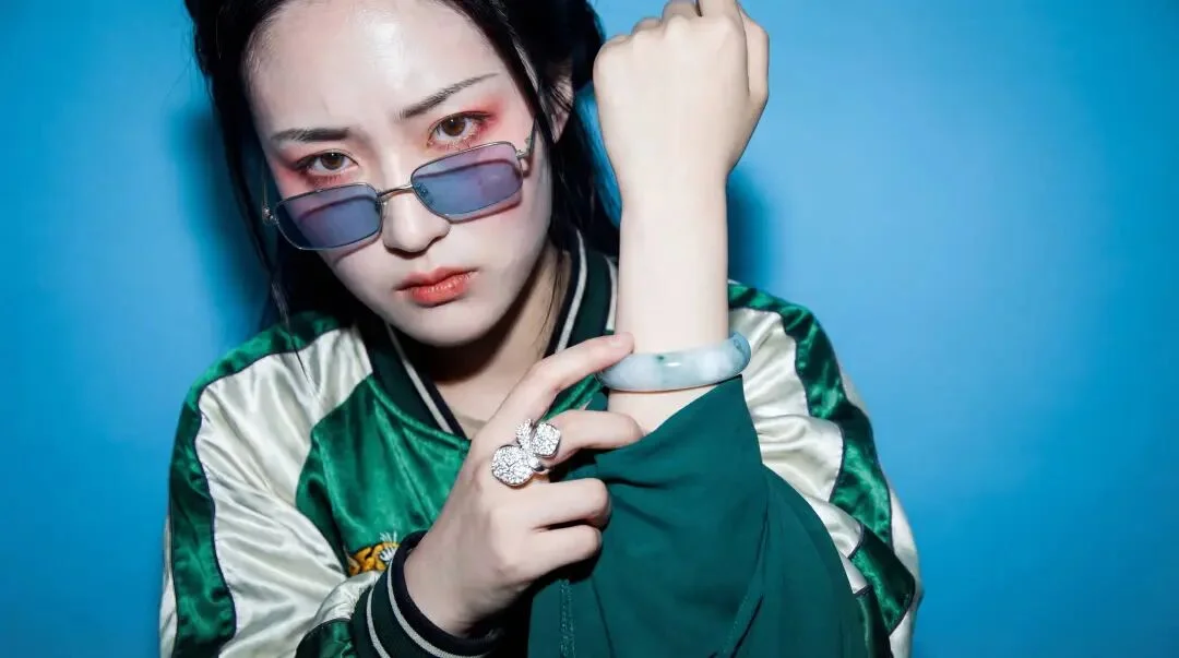 让马斯克变街头痞子、林黛玉穿潮牌,这个AI视频新玩法太上头,手把手教你秒变潮人