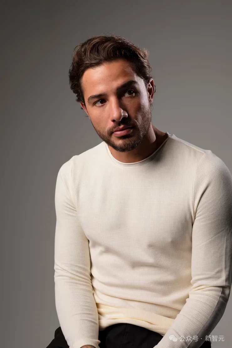 OpenAI还在卷生图,中国AI已一键成片!马斯克免费代言