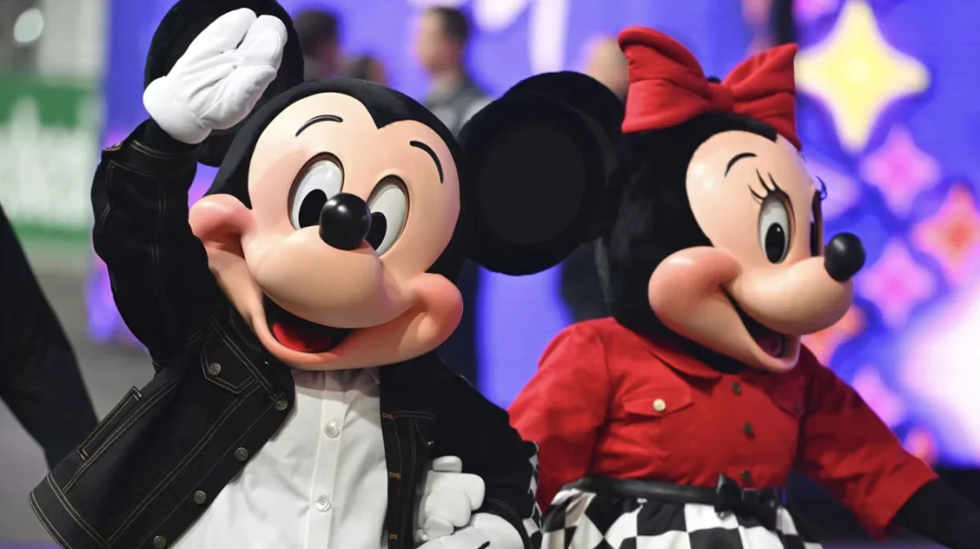 迪士尼把它的200个角色IP交给了OpenAI，意味着什么？｜大公司