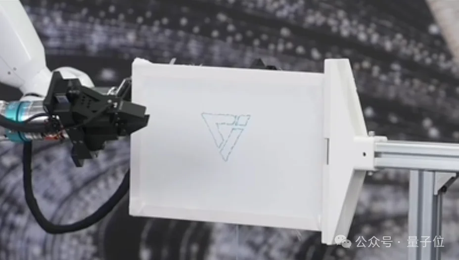 1年融资17亿的具身智能明星，首秀绣了个logo