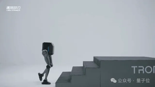 4.98万就能买机器人通用基座？！一机三态，多场景验证，标配VLA大脑