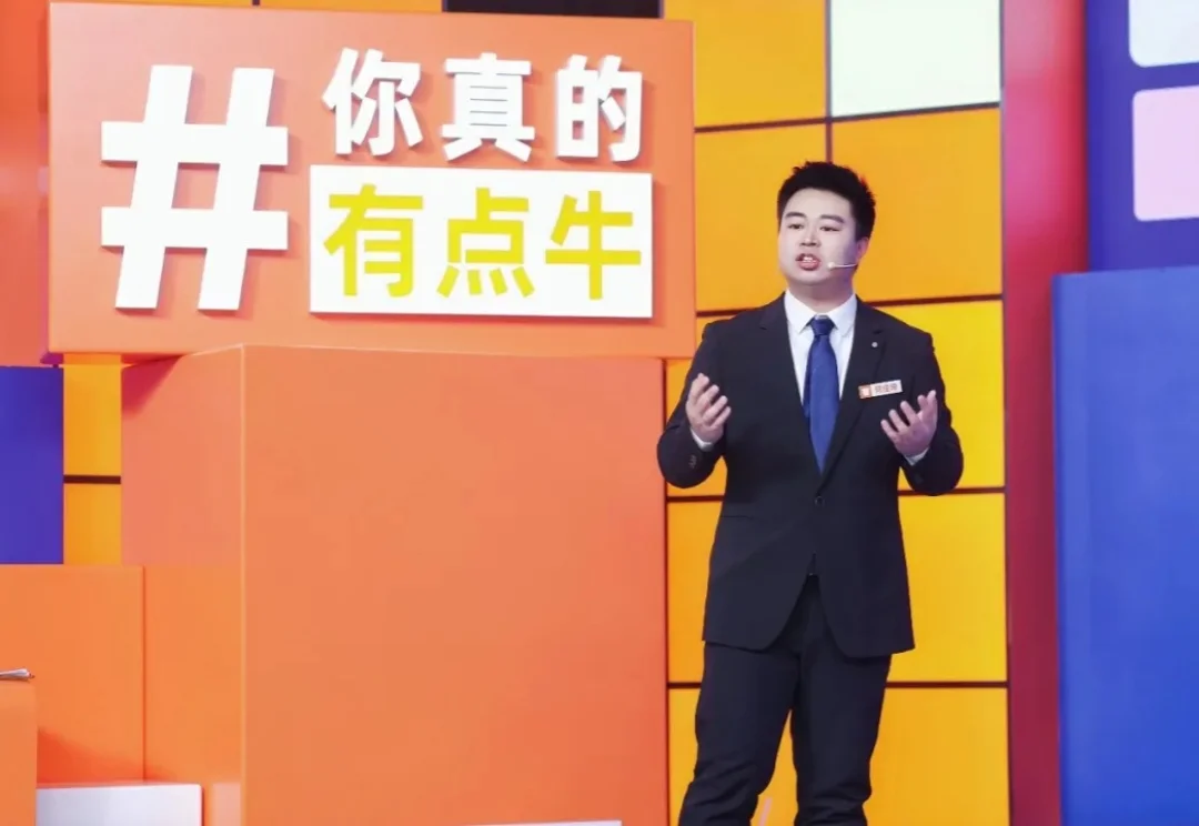 专访何佳坤 - 英语高考50分的00后体育生，却用AI年销3000万。