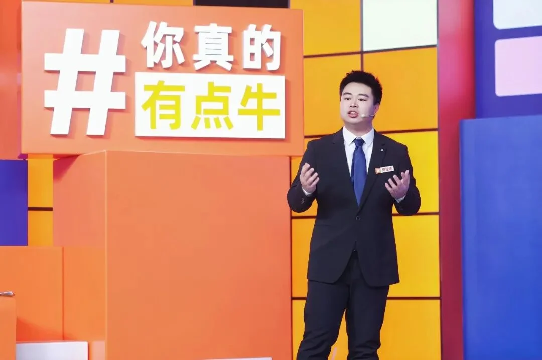 专访何佳坤 - 英语高考50分的00后体育生，却用AI年销3000万。