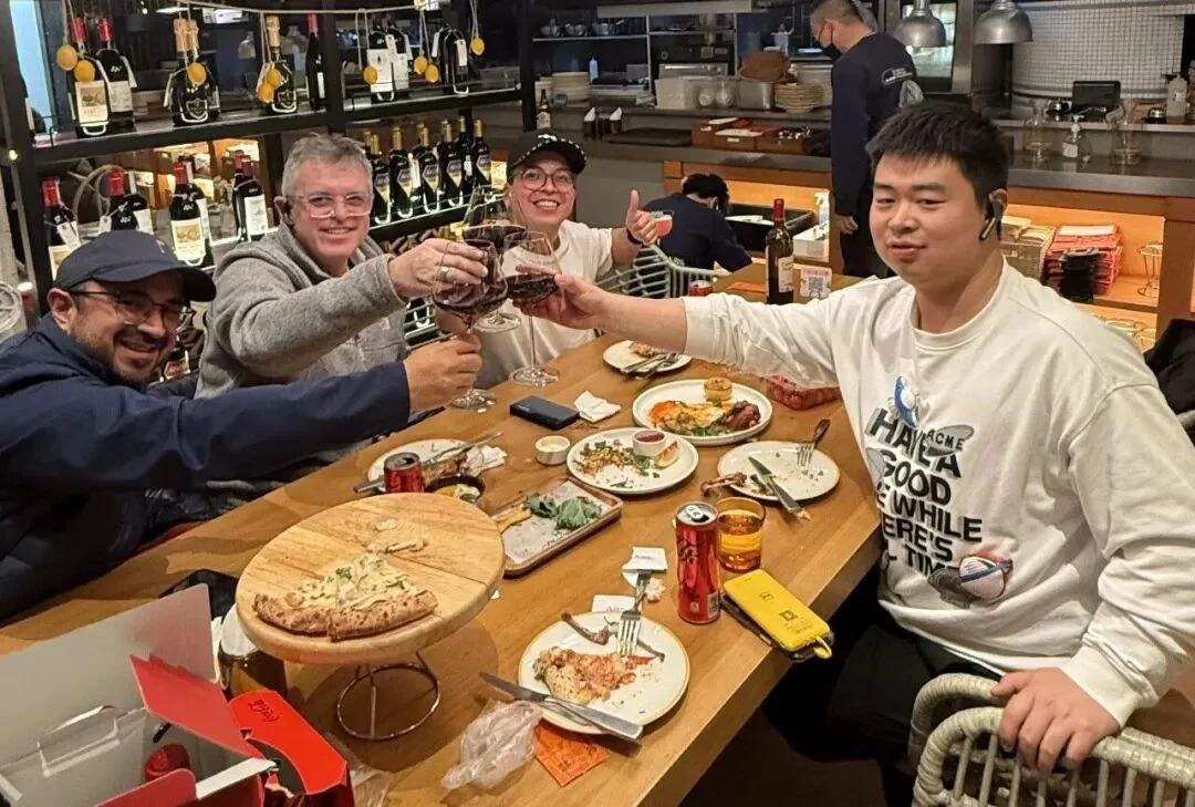 专访何佳坤 - 英语高考50分的00后体育生，却用AI年销3000万。