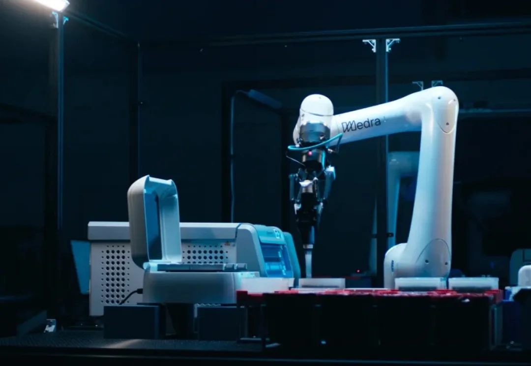 Facebook投资人押注！华人科学家打造AI机器人实验室，拿下罗氏合作、累计融资超4亿！