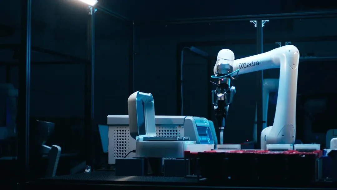 Facebook投资人押注！华人科学家打造AI机器人实验室，拿下罗氏合作、累计融资超4亿！