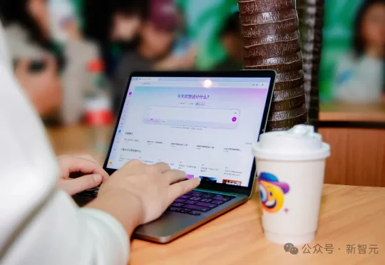 设计工具迎来入口「革命」：Canva可画这波太懂中国打工人了！