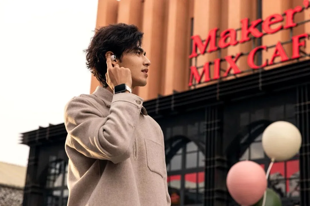 苹果和 OpenAI 都要给耳机加摄像头,这家中国公司先做了出来