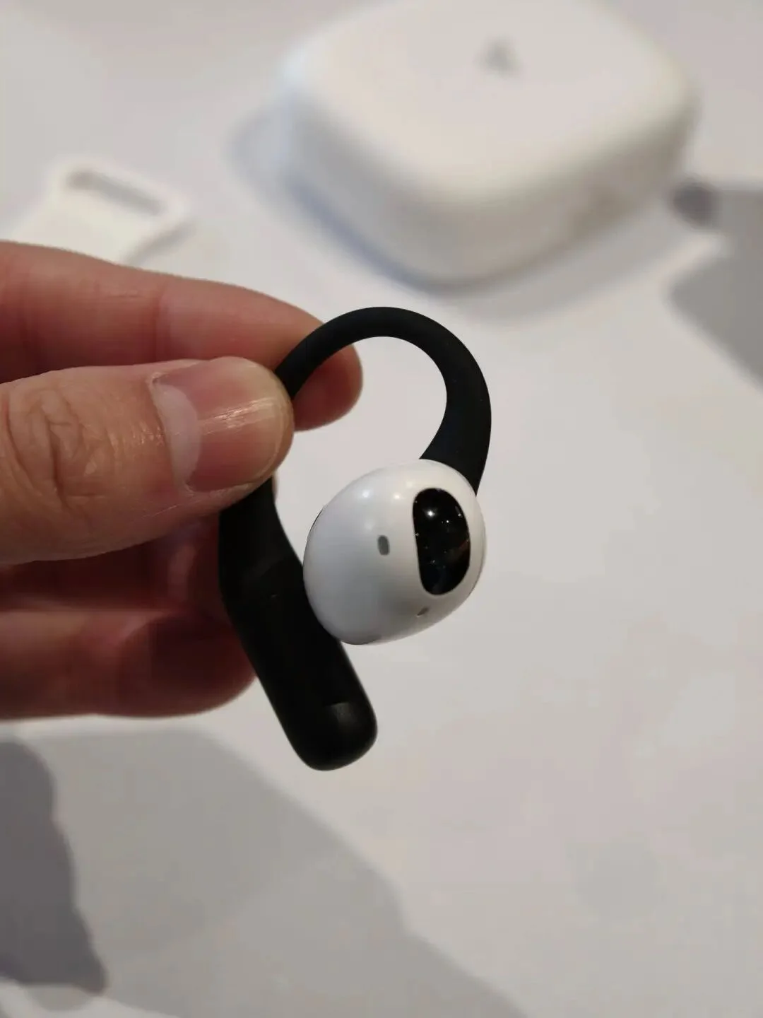 苹果和 OpenAI 都要给耳机加摄像头,这家中国公司先做了出来