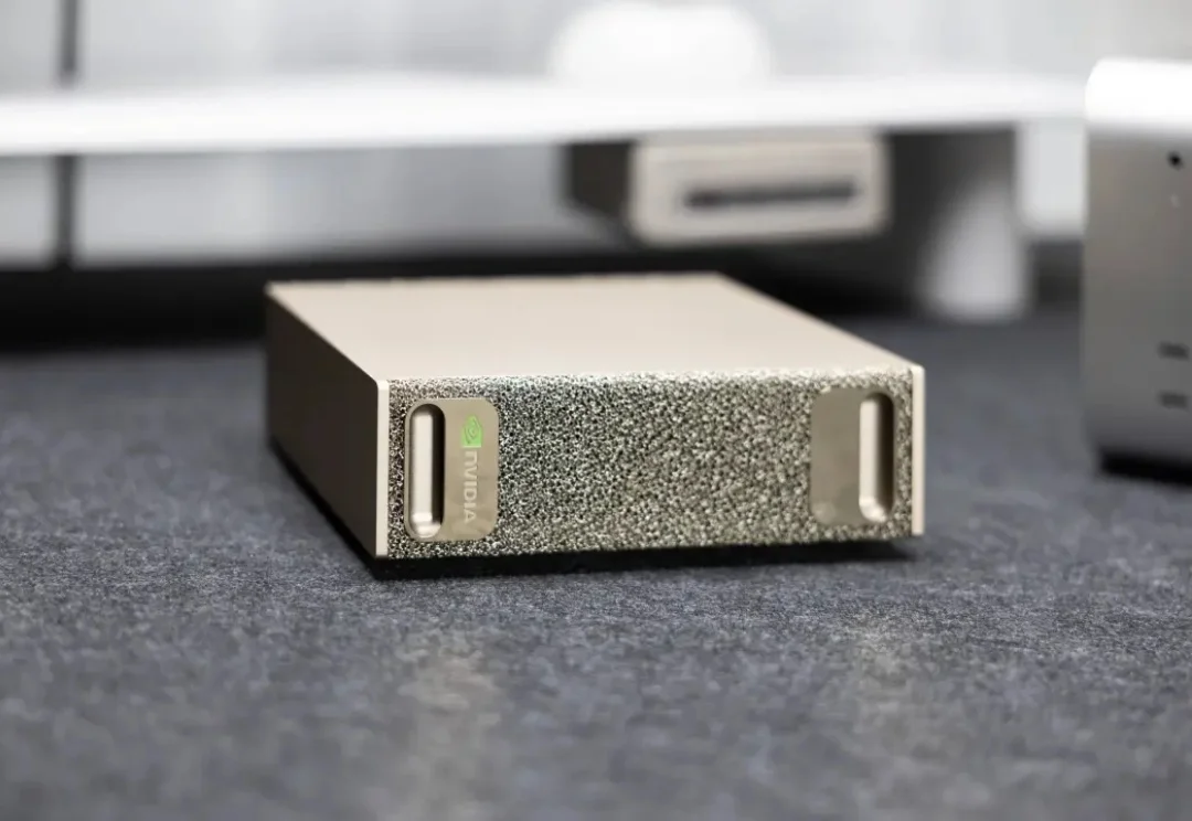 体验英伟达 AI 个人超算「核弹」DGX Spark，能微调出 DeepSeek R2 吗