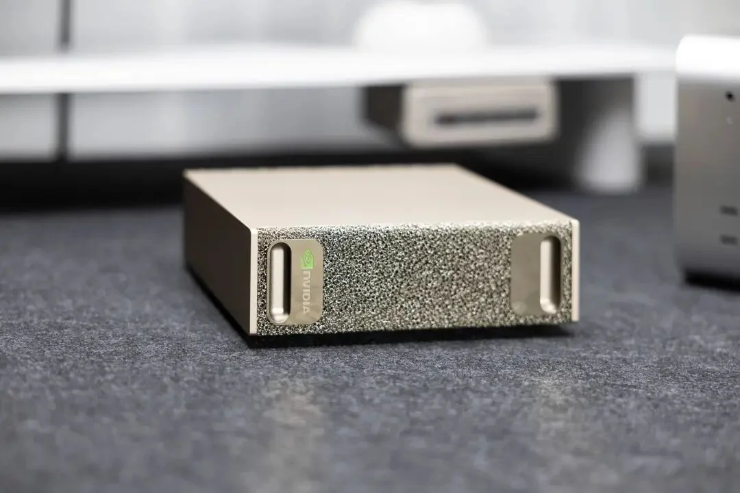 体验英伟达 AI 个人超算「核弹」DGX Spark，能微调出 DeepSeek R2 吗