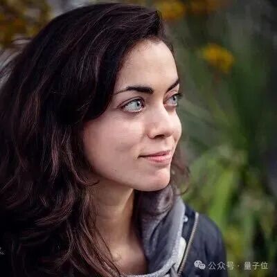 马斯克脑机接口意念控制机械臂!演示者获得钢铁之吻,理论上可控制一切