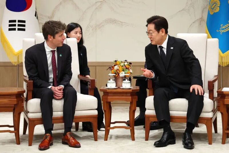 全球硬件市场炸了！知名科技UP主惊天爆料：OpenAI 一口吞下全球 40% DRAM，内存、SSD、显卡全线告急