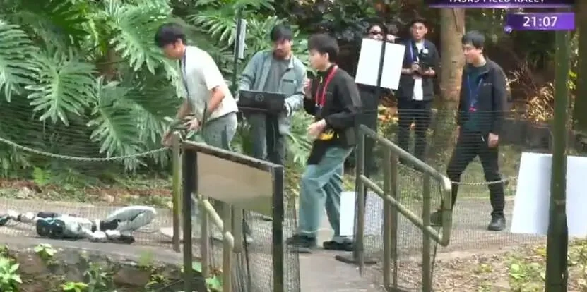 没了遥控器，还被扔进荒野，具身智能该「断奶」了