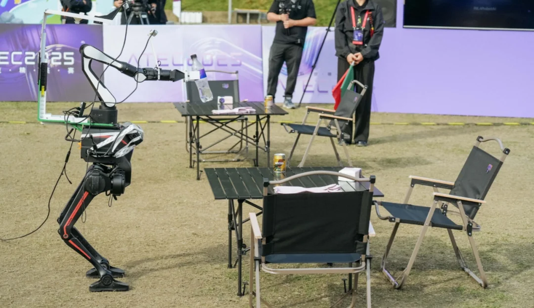 没了遥控器，还被扔进荒野，具身智能该「断奶」了