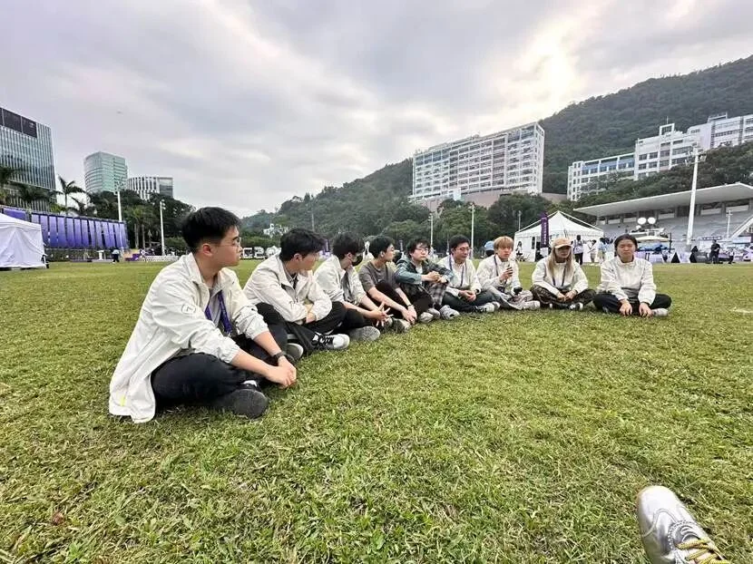 没了遥控器，还被扔进荒野，具身智能该「断奶」了