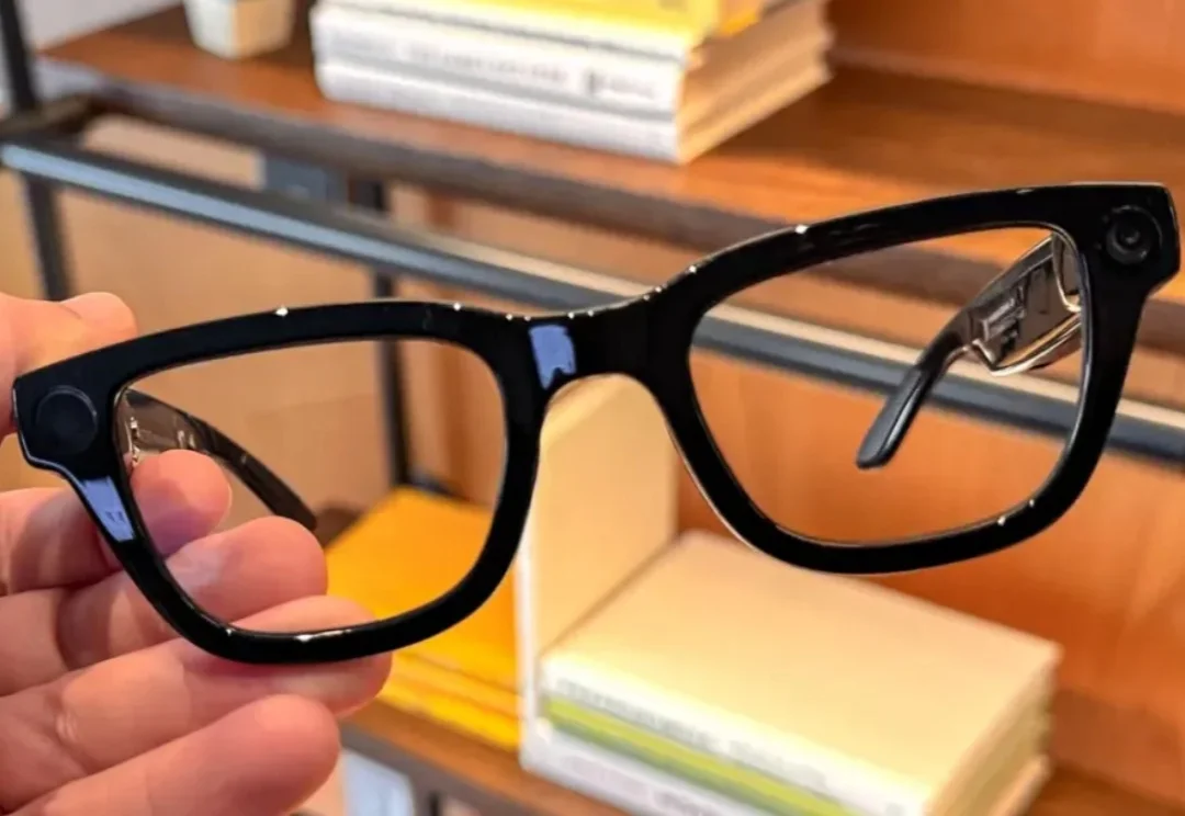 Google发布Google Glass，把 Gemini 与 Nano Banana 戴在头上