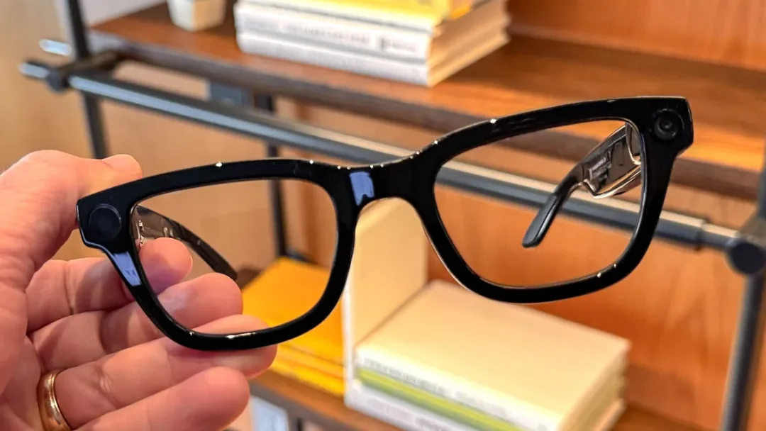 Google 又一次发布了 Google Glass ,这次想帮你把 Gemini 与 Nano Banana 戴在头上