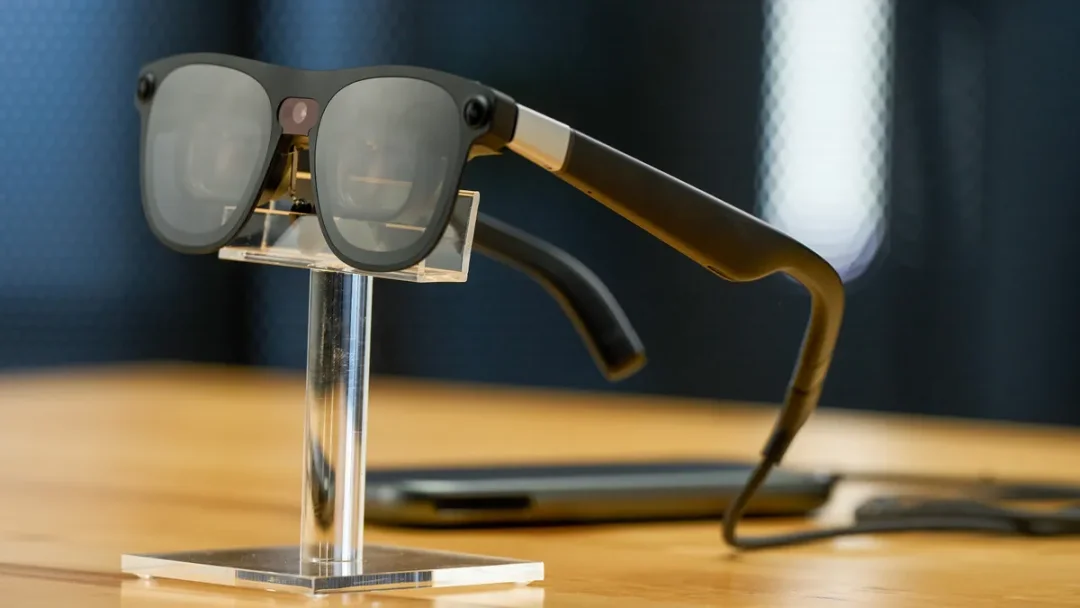 Google 又一次发布了 Google Glass ,这次想帮你把 Gemini 与 Nano Banana 戴在头上