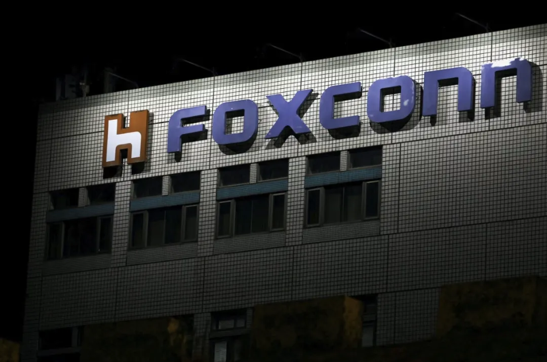 富士康开发出台湾首个推理大模型FoxBrain，性能落后于DeepSeek