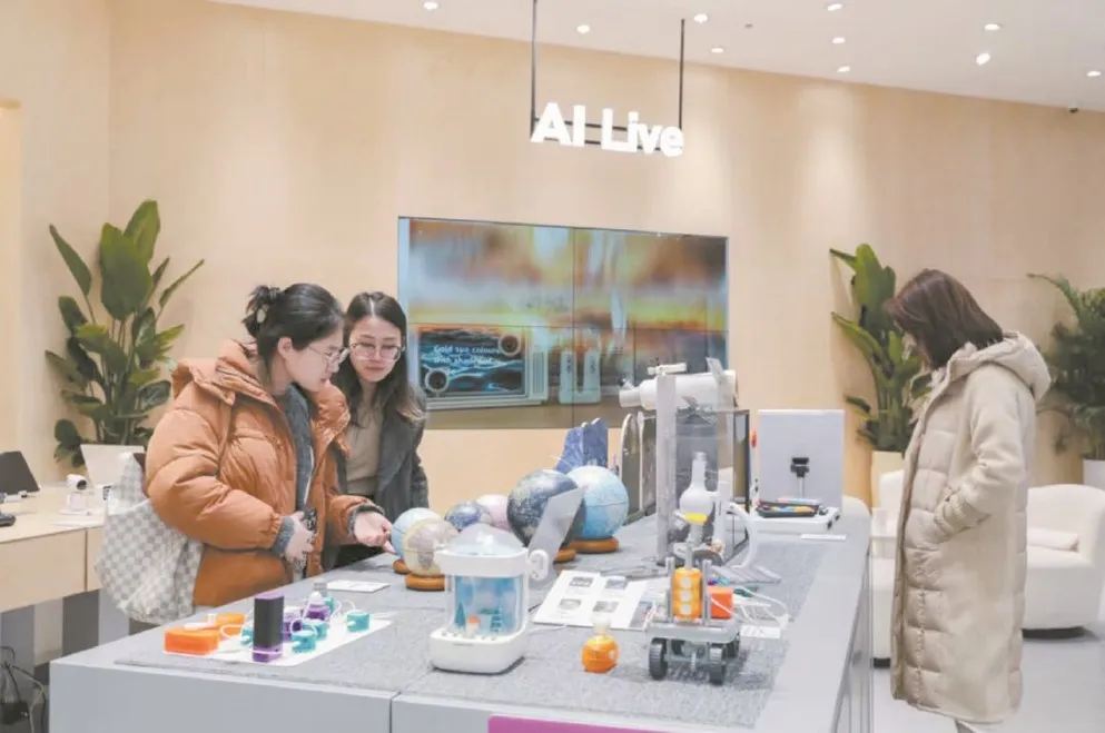 上海首家AI潮品体验店亮相——消费者将参与产品共创，加速本土AI新品迭代落地