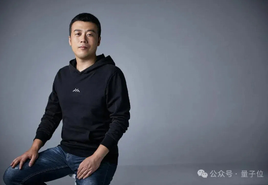 做AI眼镜，为什么一定要有定制化大模型 | 对话雷鸟创始人李宏伟
