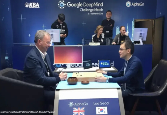 AI仍被严重低估！前谷歌CEO最新洞察，AI 的网络效应造就赢家通吃，对手可能永远失去竞争力，唯一选择是炸毁数据中心....