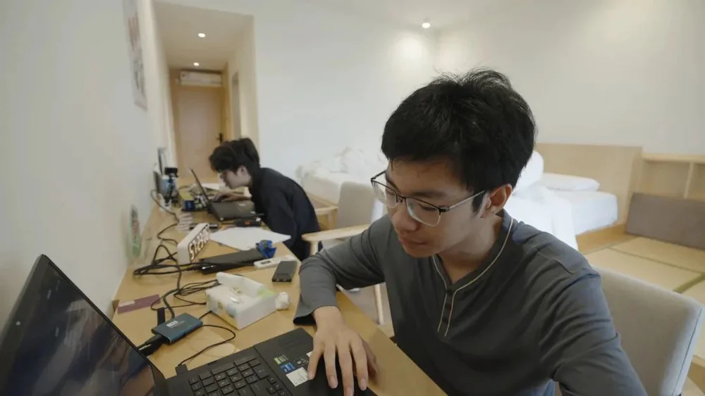 两个浙大学生决定只用AI生存72小时