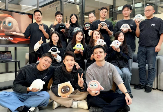 Z Potentials｜何嘉斌，跨界10年，打造CES爆火的AI陪伴机器人Ropet，赋予科技温暖灵魂