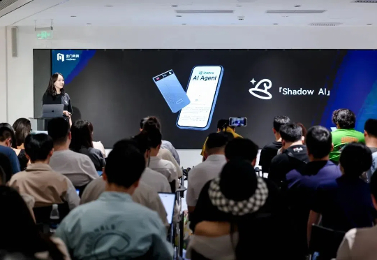 出门问问发了新硬件，AIGC第一股急需新故事