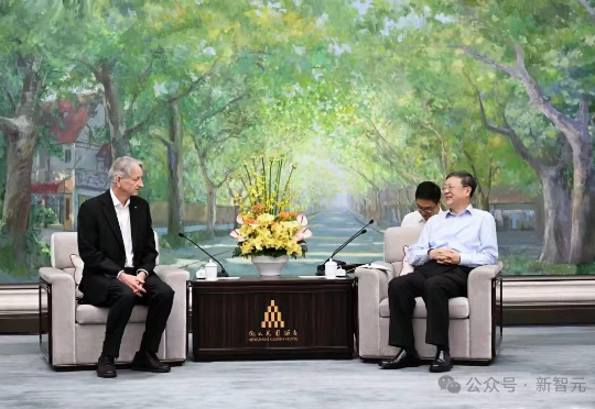 AI教父Hinton首次现身中国，合照全网刷屏！预警AI觉醒临界点已至