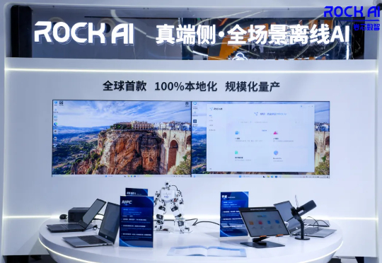 在WAIC现场，全球首个拥有「原生记忆力」的大模型亮相，但不是Transformer