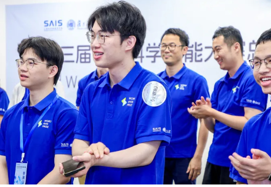 1.6万人「卷」出科学未来！盛夏AI4S上海巅峰赛，谁人终得桂冠？