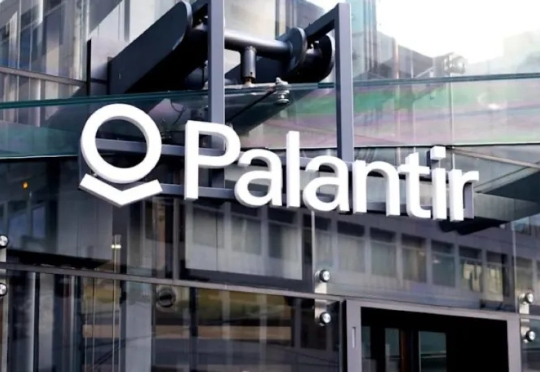 Palantir 凭什么成为 AI 商业化第一股？